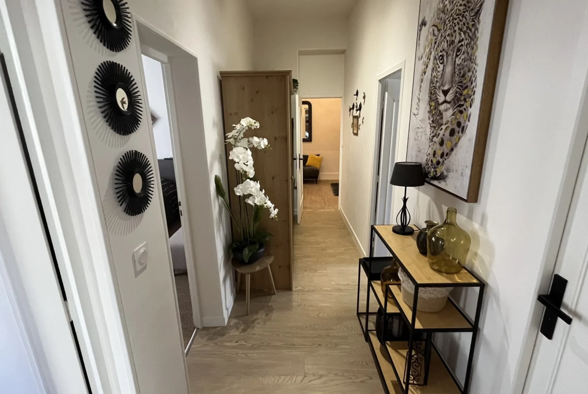 Appartement spacieux de 150 m² en centre-ville d'Autun avec extérieur et stationnement 