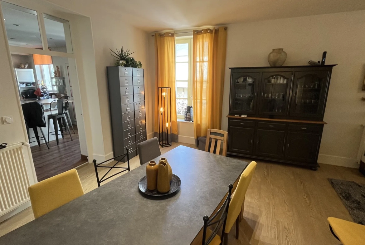 Appartement spacieux de 150 m² en centre-ville d'Autun avec extérieur et stationnement 