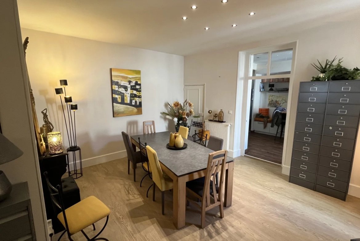 Appartement spacieux de 150 m² en centre-ville d'Autun avec extérieur et stationnement 