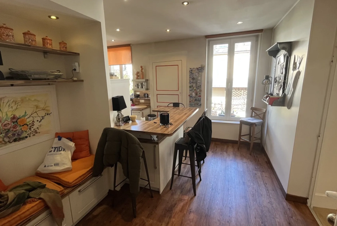 Appartement spacieux de 150 m² en centre-ville d'Autun avec extérieur et stationnement 