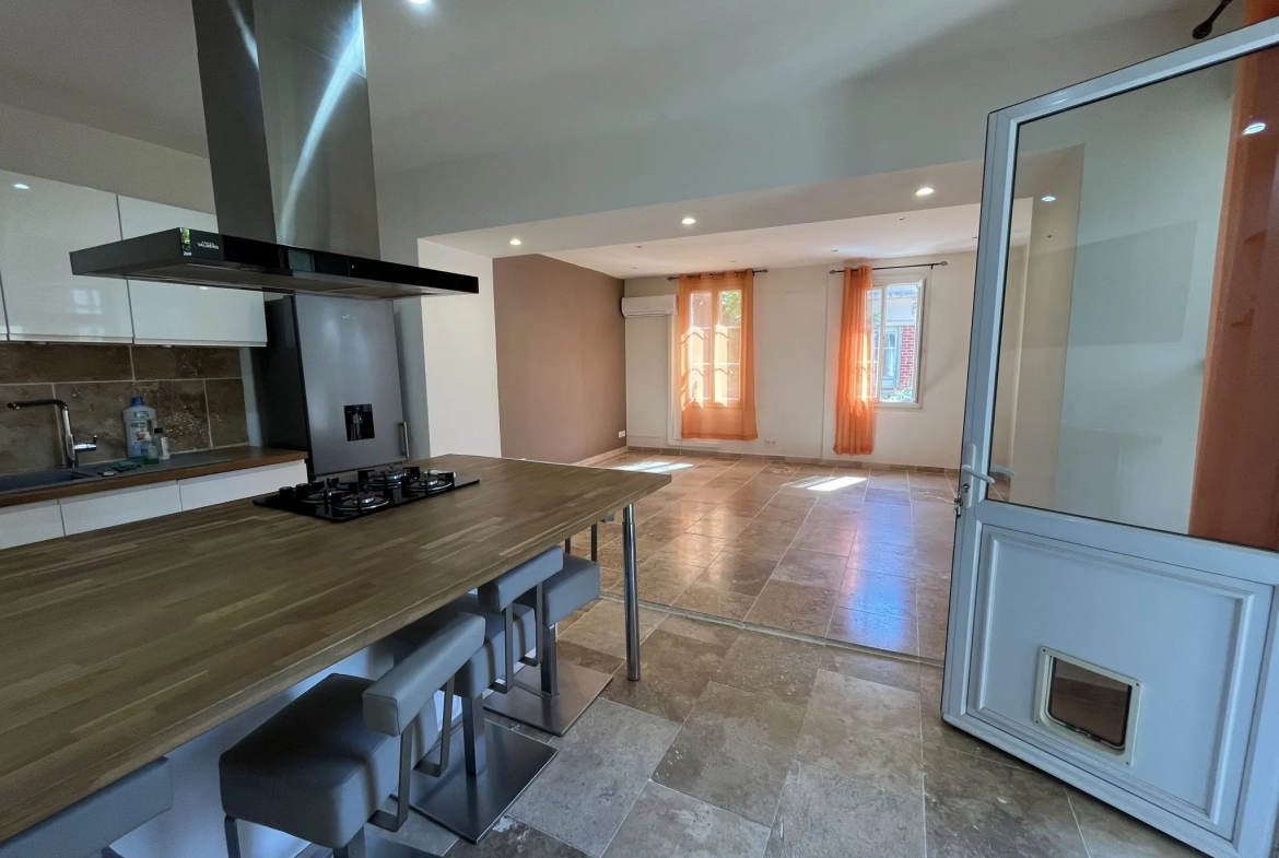 Appartement T2 rénové de 59 m² à Toulon Ouest avec espace extérieur 