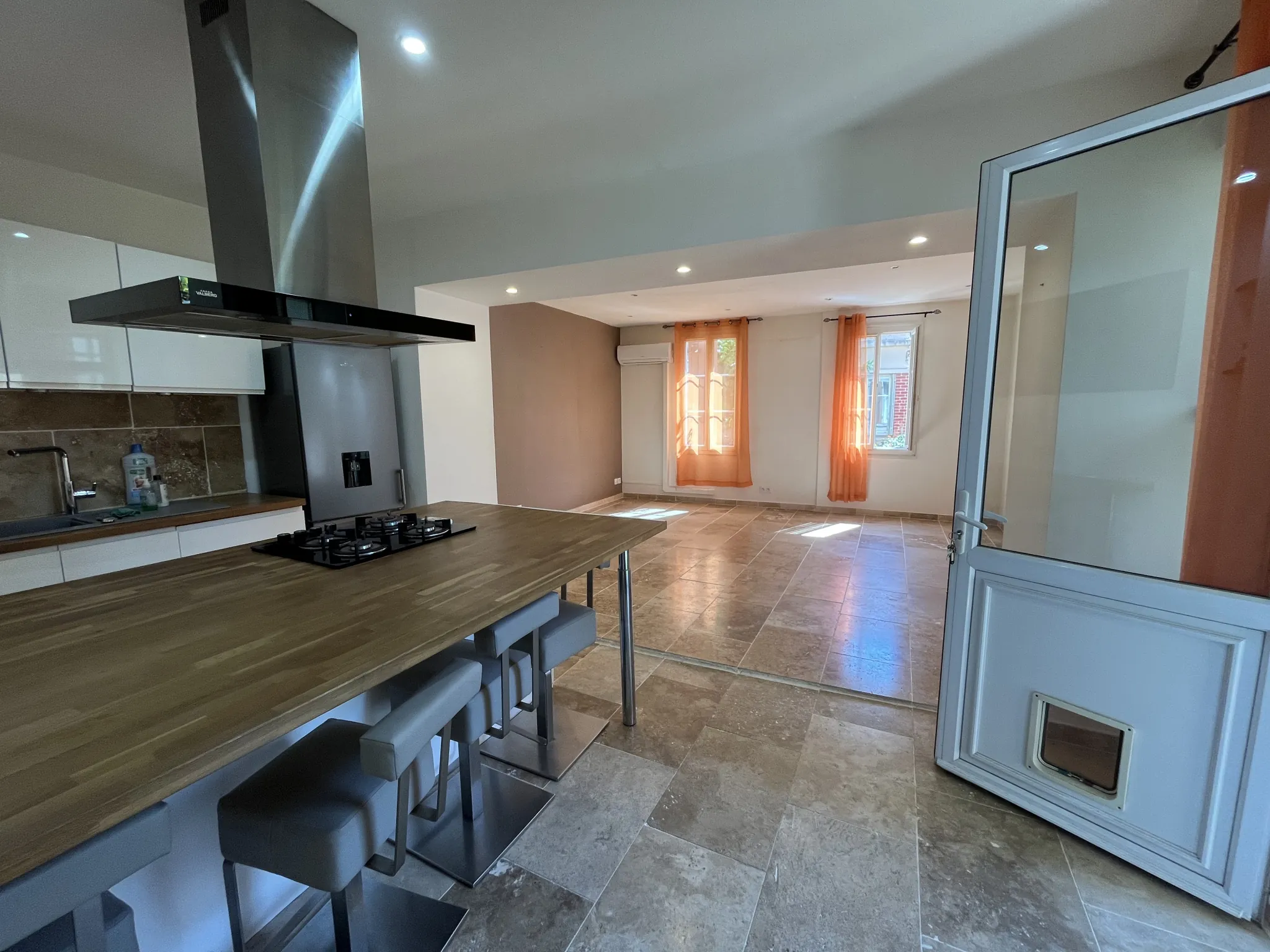 Appartement T2 rénové de 59 m² à Toulon Ouest avec espace extérieur 