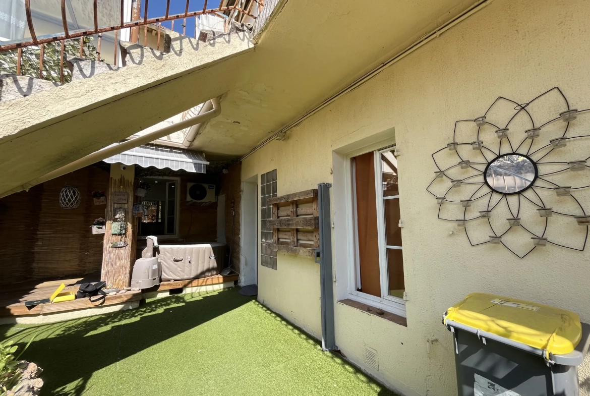 Appartement T2 rénové de 59 m² à Toulon Ouest avec espace extérieur 