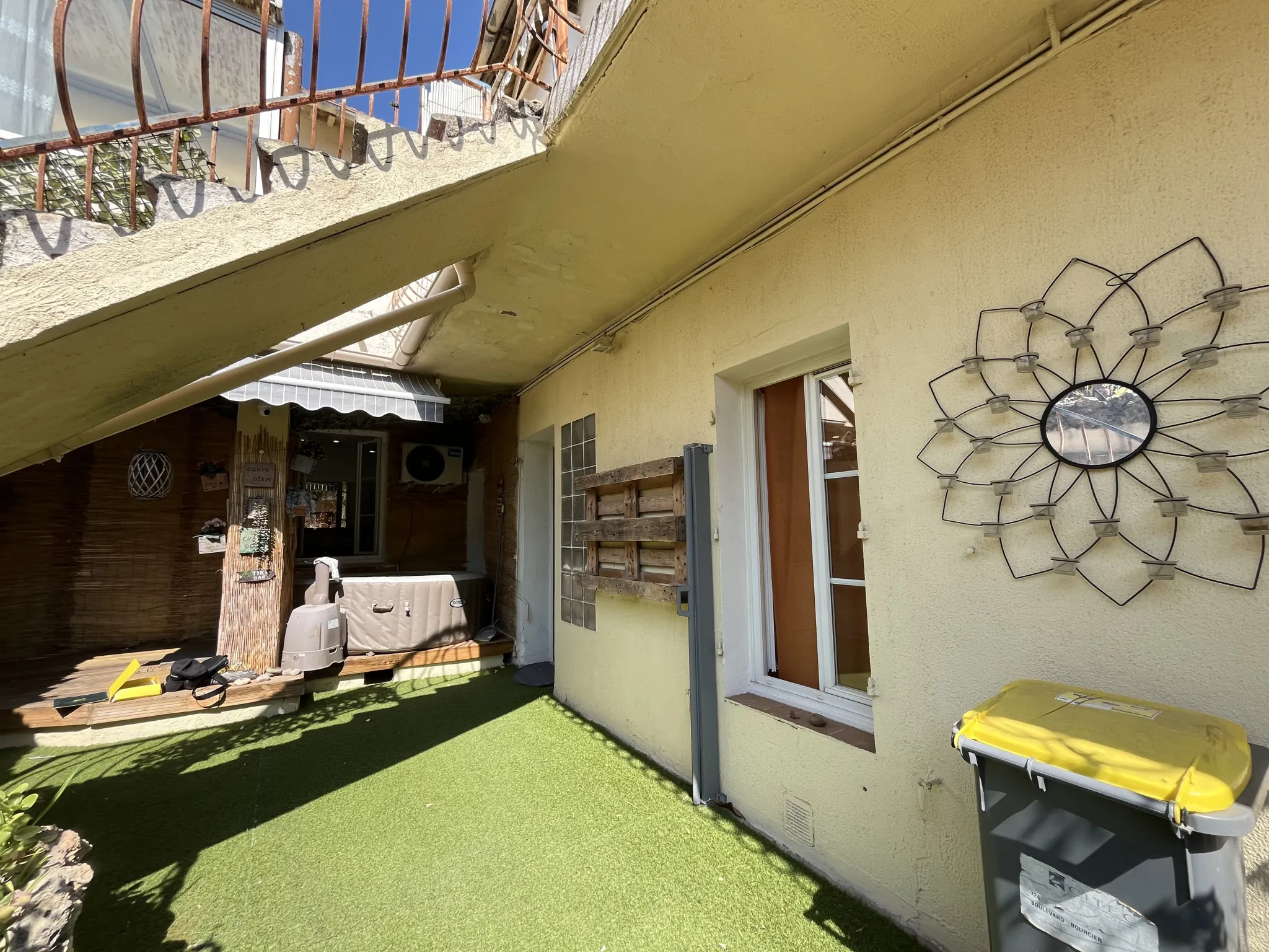 Appartement T2 rénové de 59 m² à Toulon Ouest avec espace extérieur 