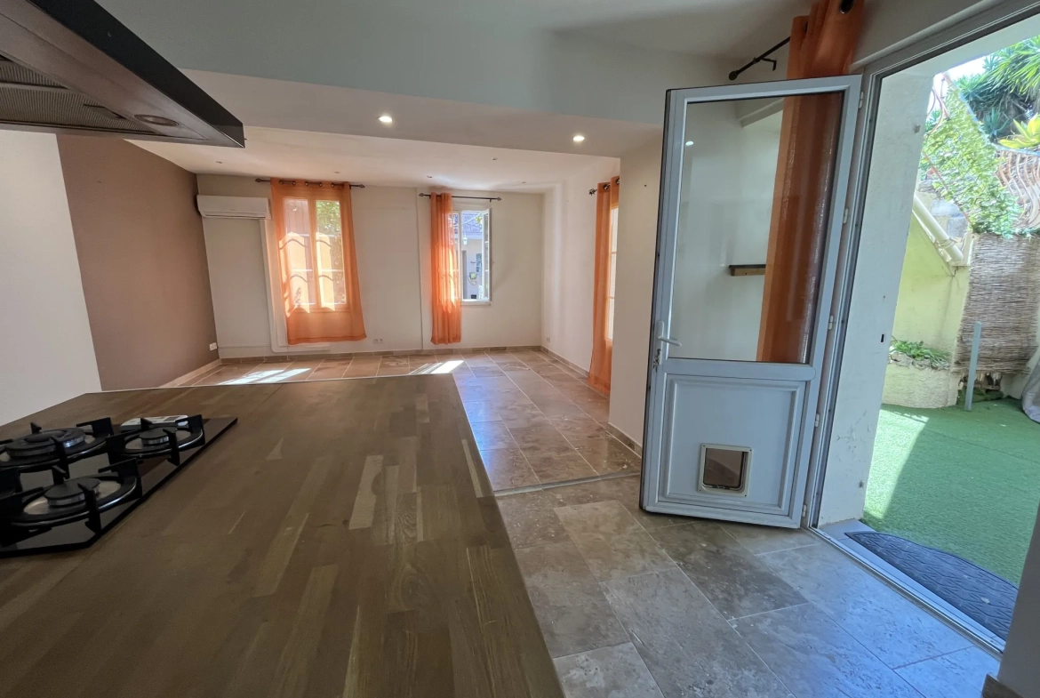 Appartement T2 rénové de 59 m² à Toulon Ouest avec espace extérieur 