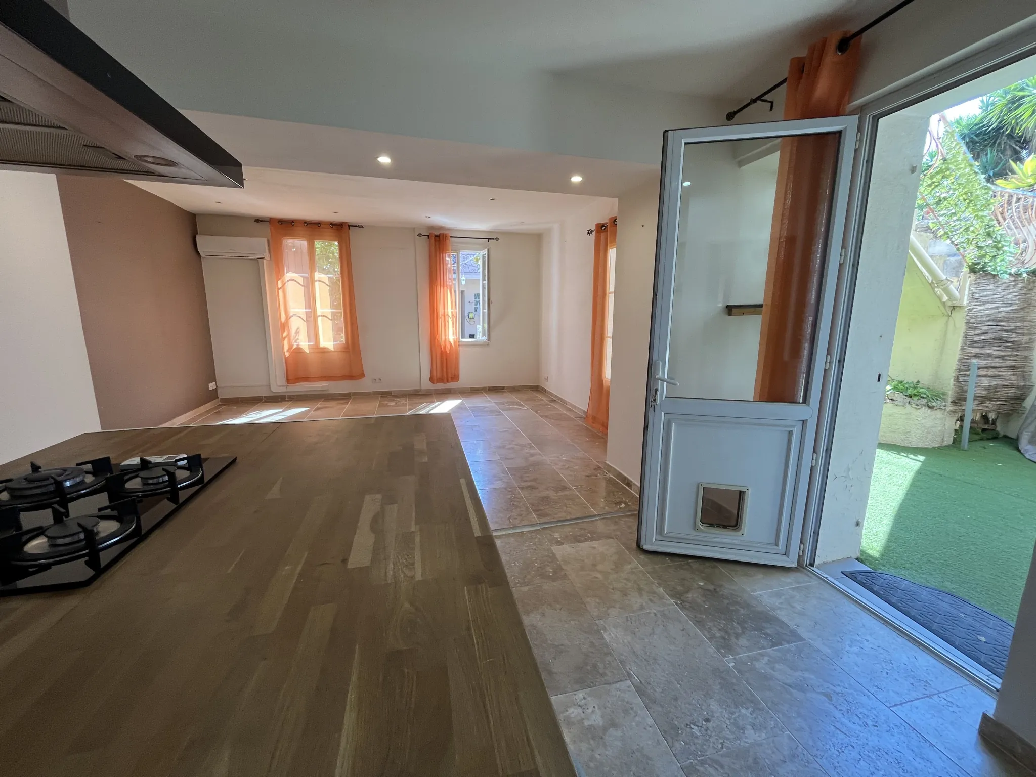 Appartement T2 rénové de 59 m² à Toulon Ouest avec espace extérieur 