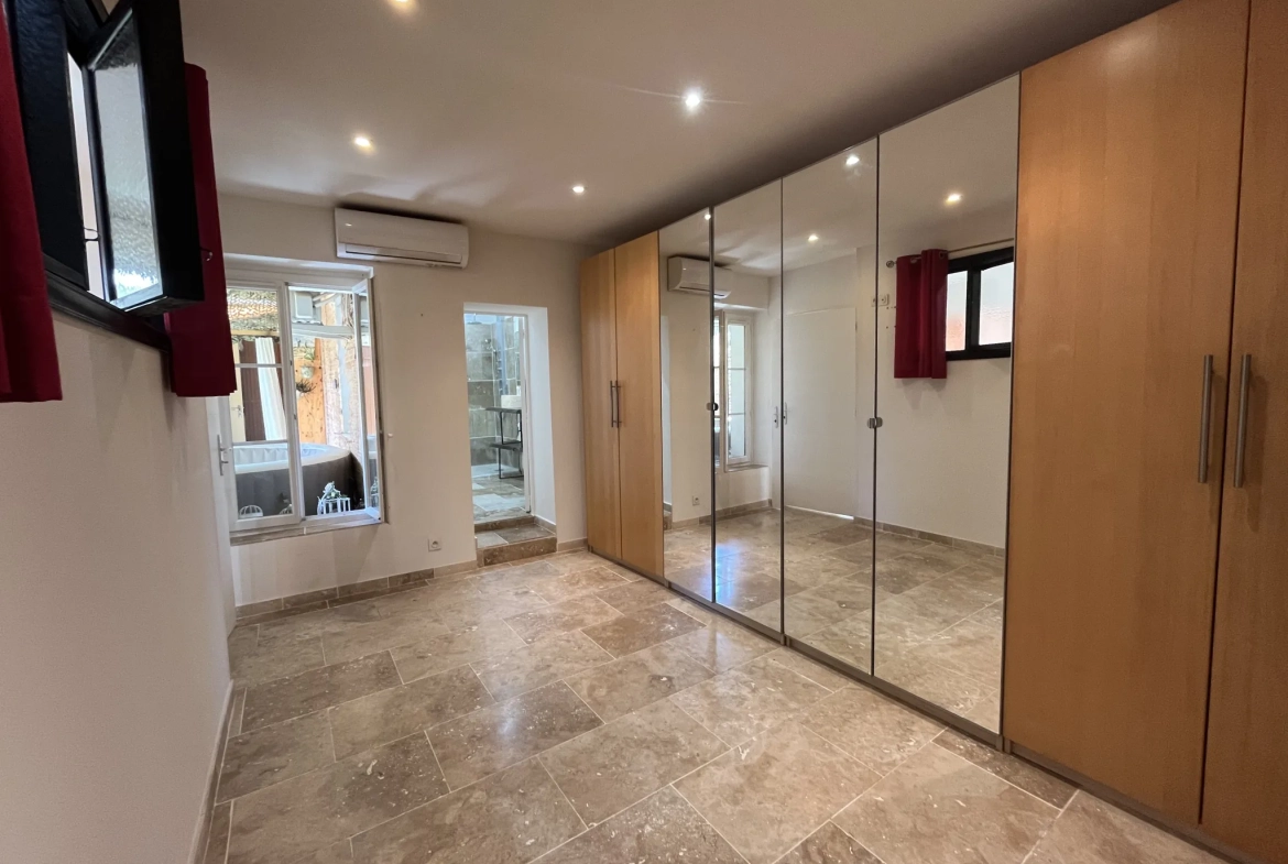 Appartement T2 rénové de 59 m² à Toulon Ouest avec espace extérieur 
