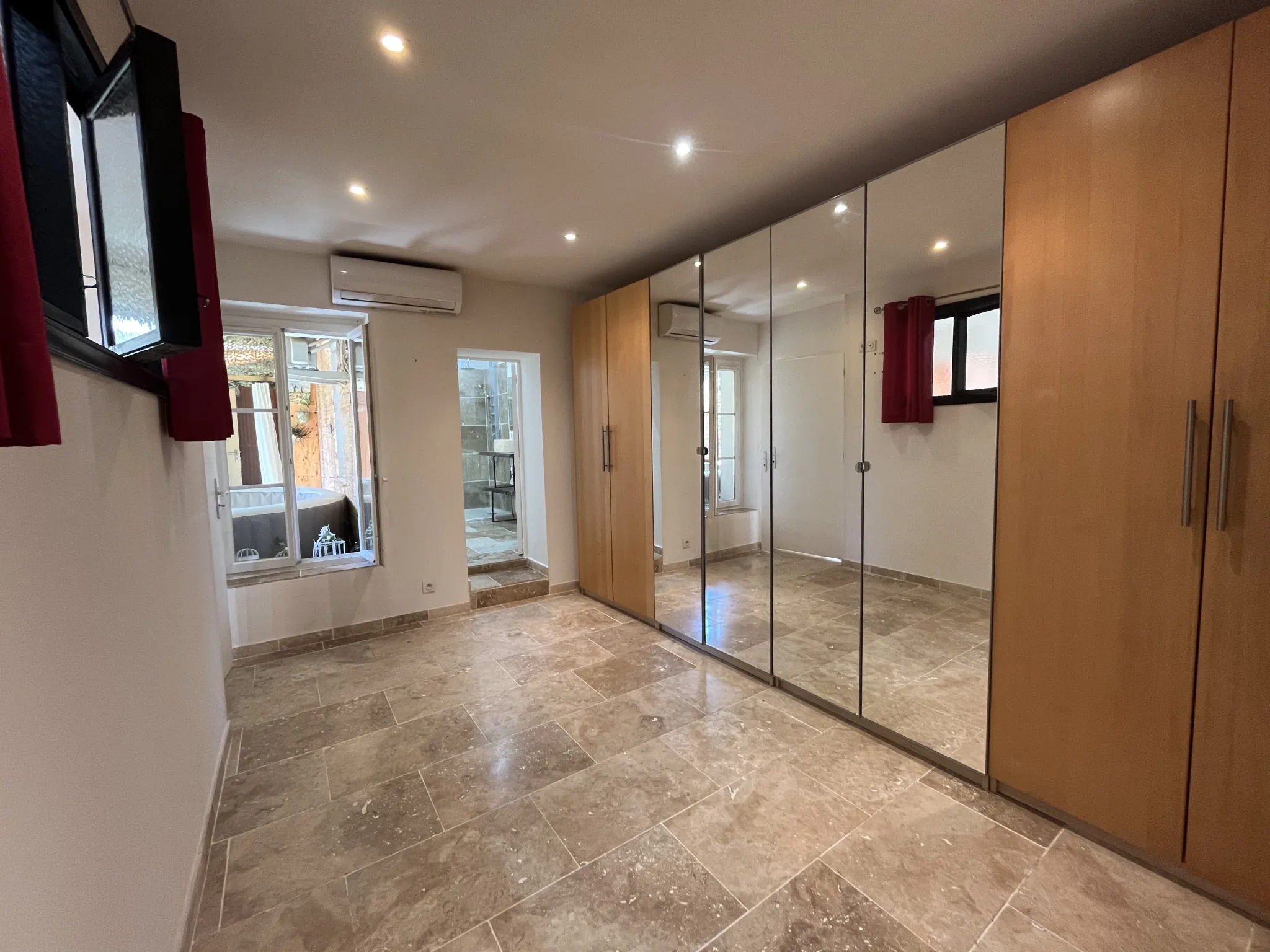 Appartement T2 rénové de 59 m² à Toulon Ouest avec espace extérieur 