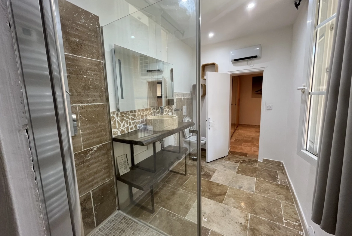 Appartement T2 rénové de 59 m² à Toulon Ouest avec espace extérieur 