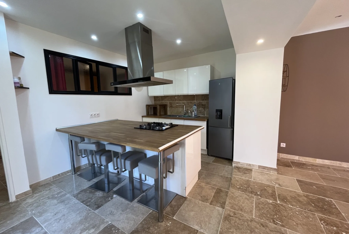 Appartement T2 rénové de 59 m² à Toulon Ouest avec espace extérieur 