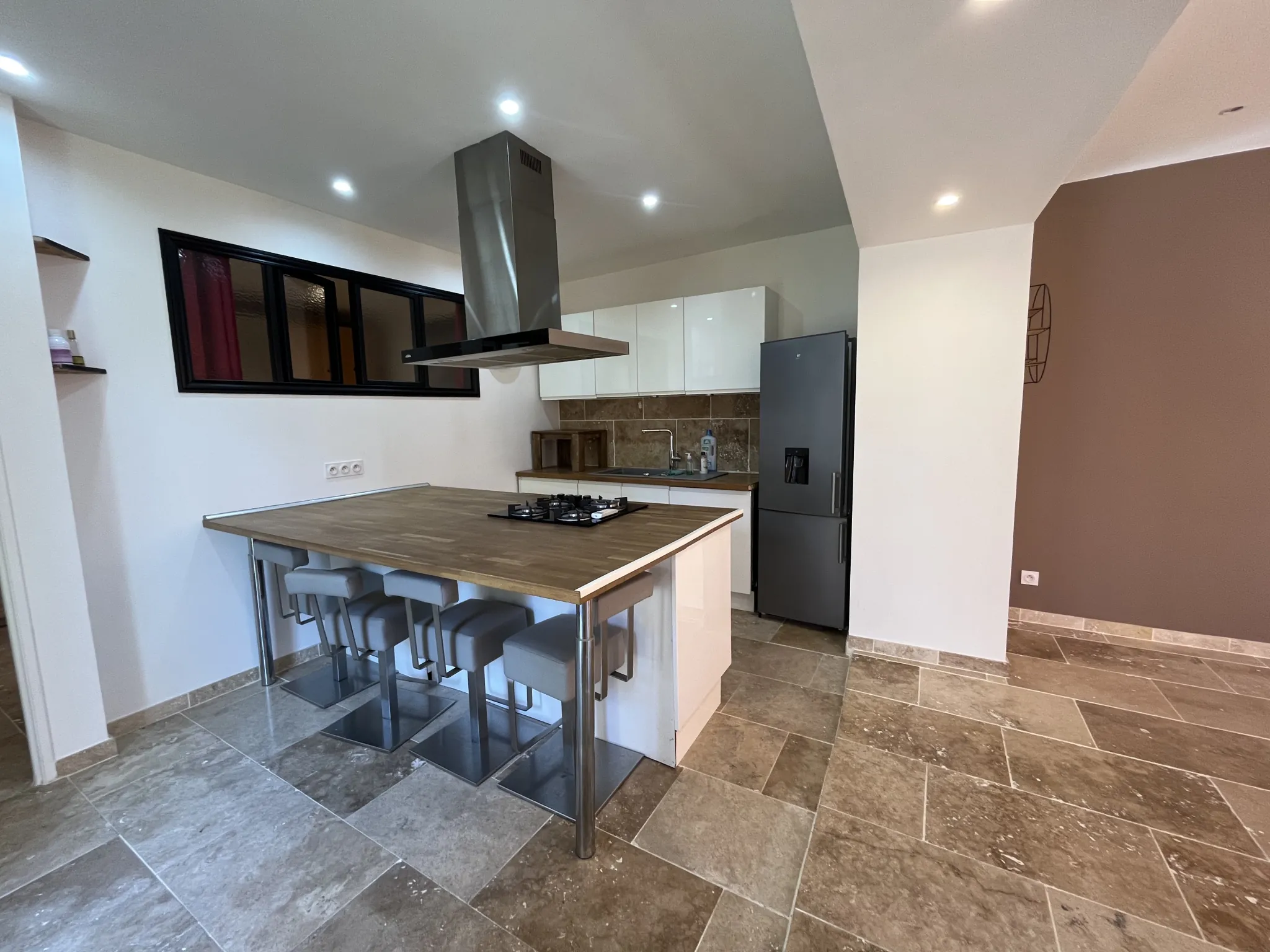 Appartement T2 rénové de 59 m² à Toulon Ouest avec espace extérieur 