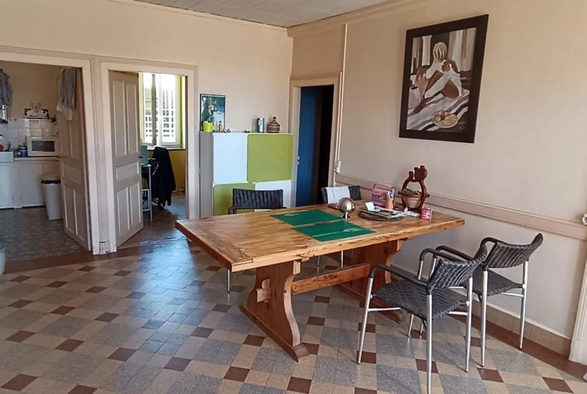 Propriété agricole à vendre à Saint-Rémy-en-Rollat - 8 hectares avec habitation et hangars 