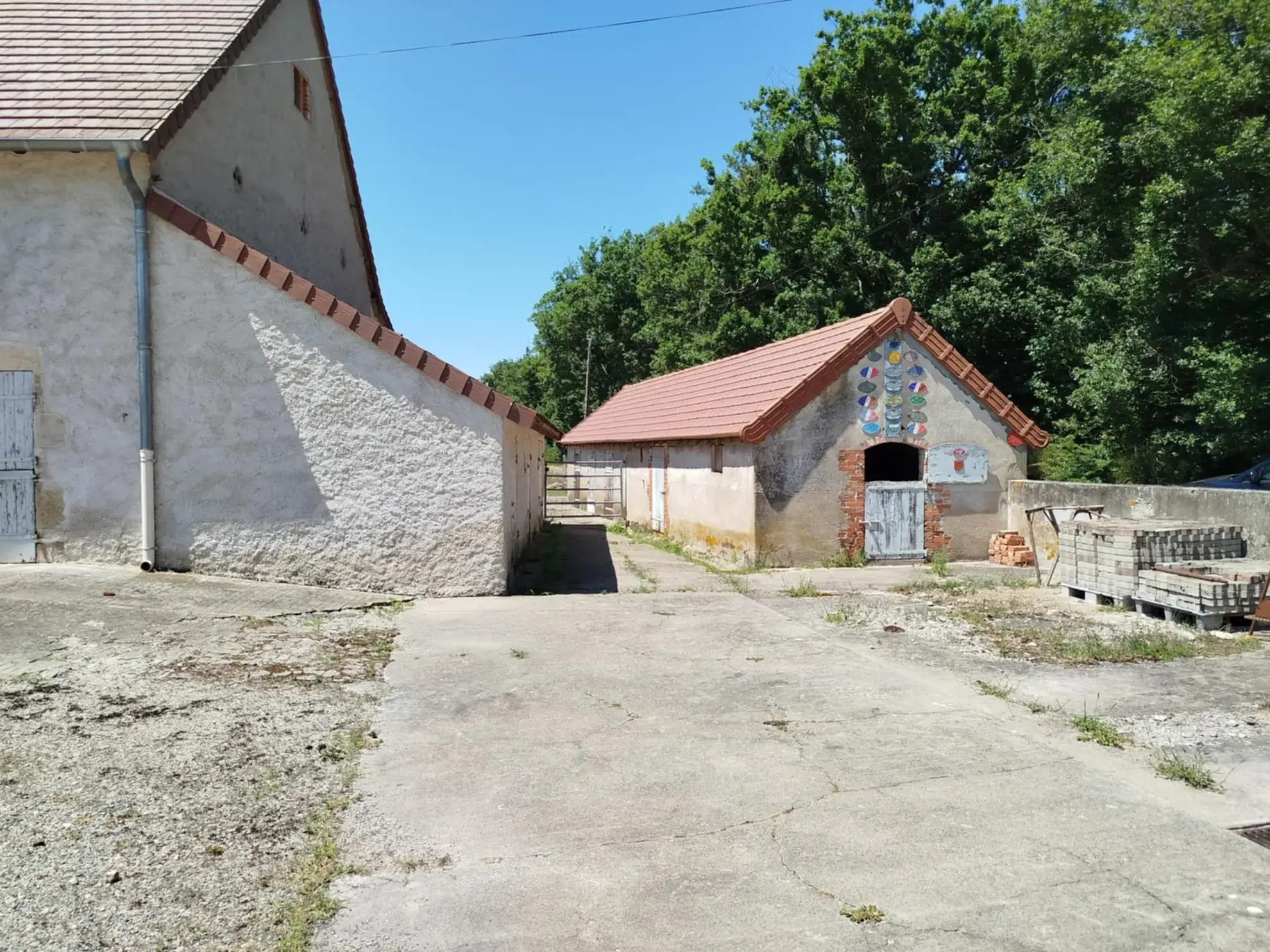 Propriété agricole à vendre à Saint-Rémy-en-Rollat - 8 hectares avec habitation et hangars 