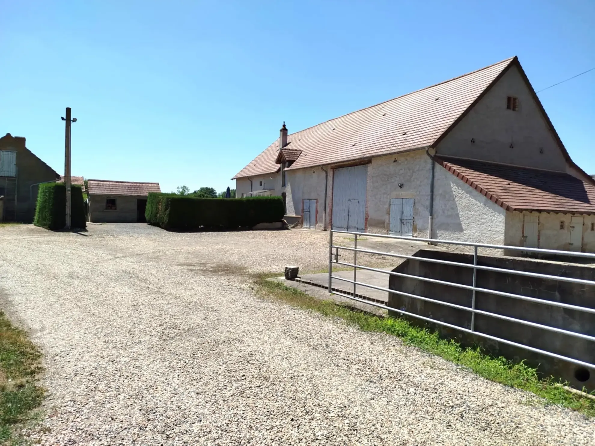 Propriété agricole à vendre à Saint-Rémy-en-Rollat - 8 hectares avec habitation et hangars 