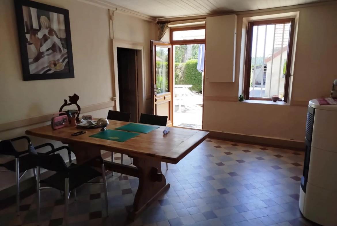 Propriété agricole à vendre à Saint-Rémy-en-Rollat - 8 hectares avec habitation et hangars 