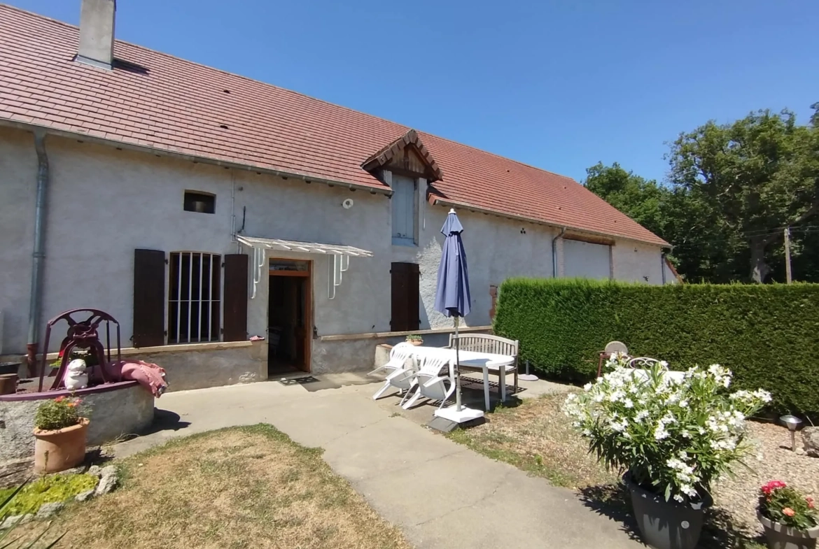 Propriété agricole à vendre à Saint-Rémy-en-Rollat - 8 hectares avec habitation et hangars 