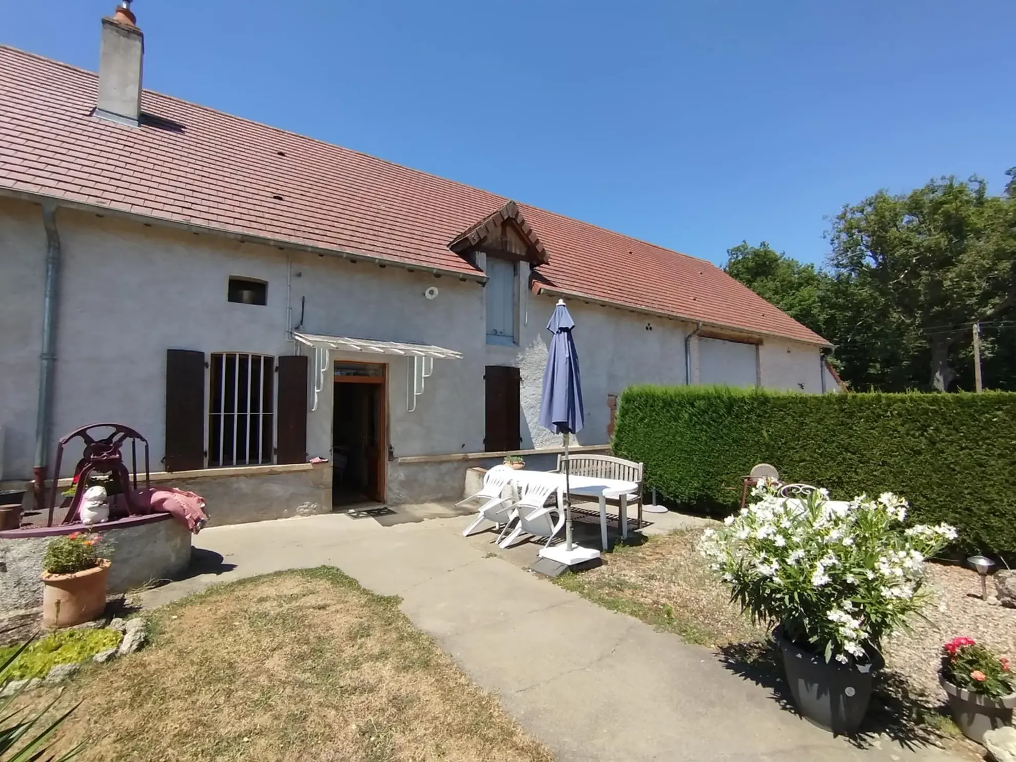Propriété agricole à vendre à Saint-Rémy-en-Rollat - 8 hectares avec habitation et hangars 