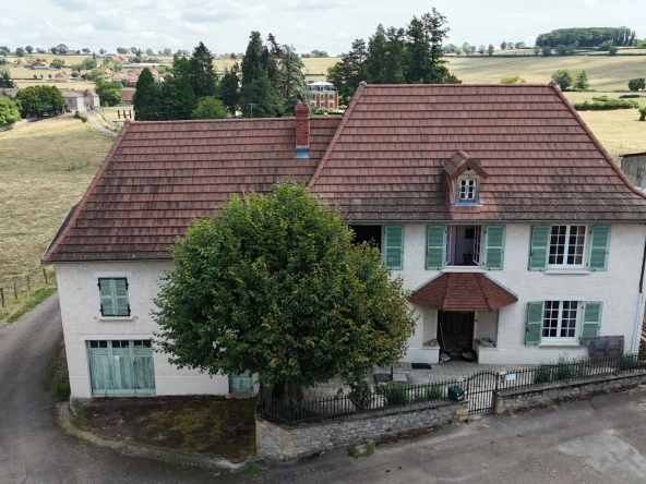 Charmant ensemble de deux maisons traditionnelles brionnases de 223 m² avec dépendances