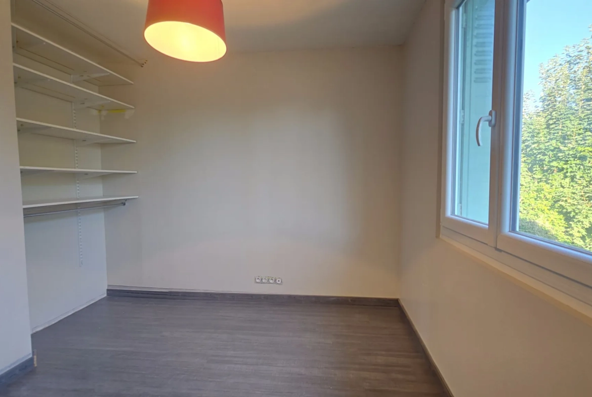 Maison familiale calme à Moneteau avec terrasse et sous-sol aménagé 