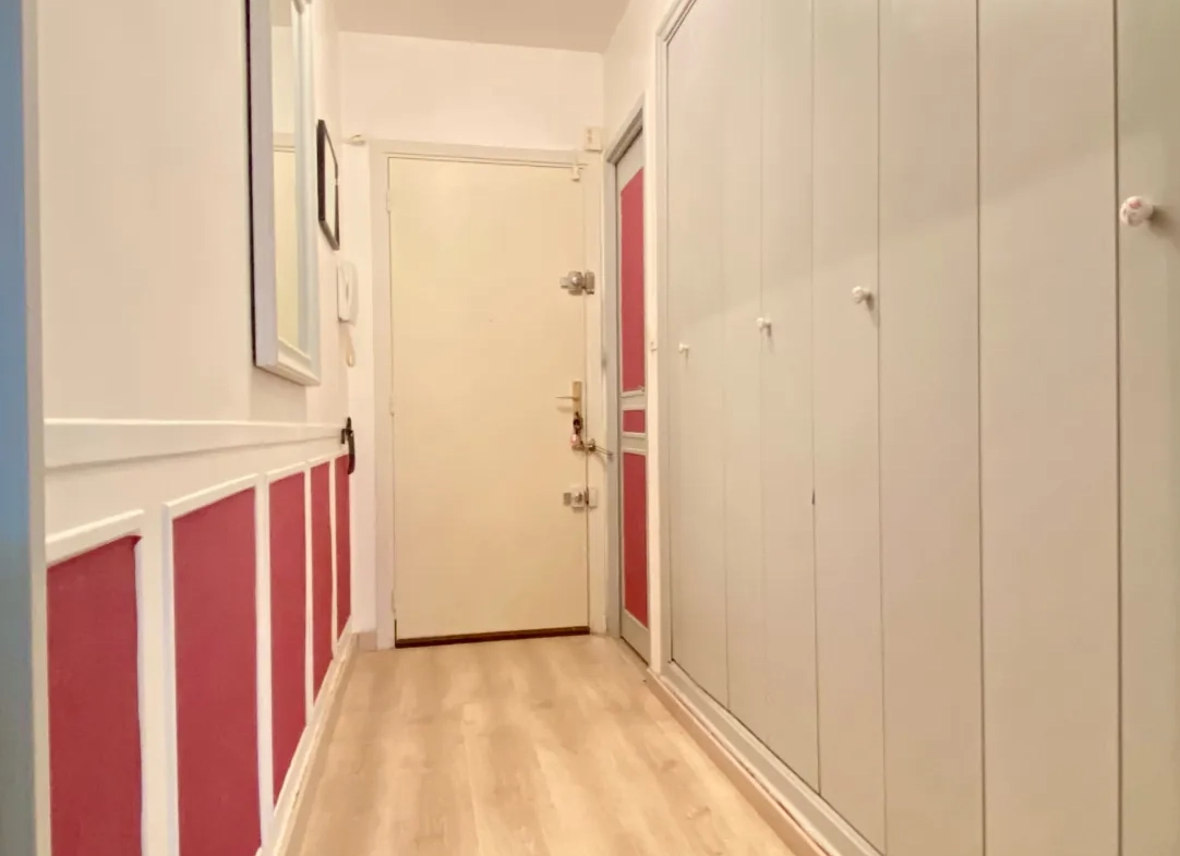 Studio rénové de 28 m² avec loggia à Bandol, résidence sécurisée 