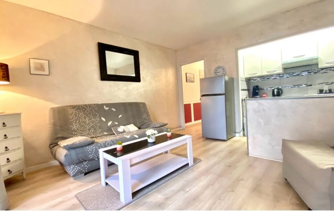 Studio rénové de 28 m² avec loggia à Bandol, résidence sécurisée 