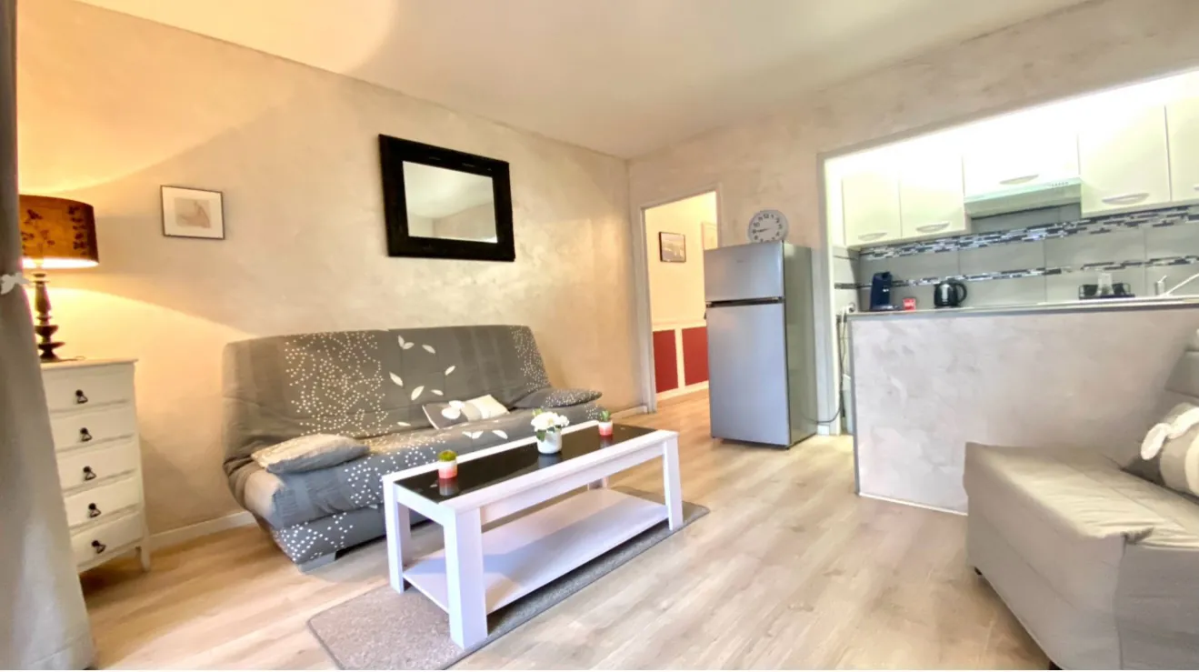 Studio rénové de 28 m² avec loggia à Bandol, résidence sécurisée 