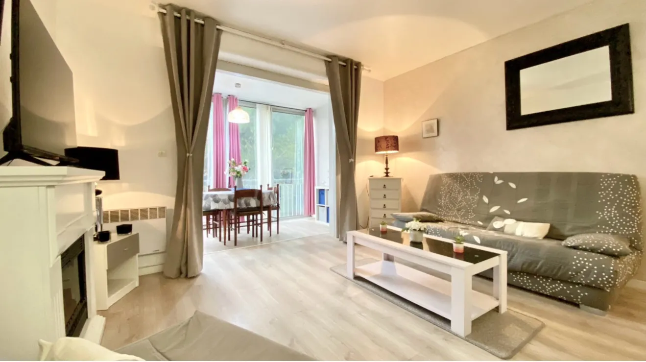 Studio rénové de 28 m² avec loggia à Bandol, résidence sécurisée 