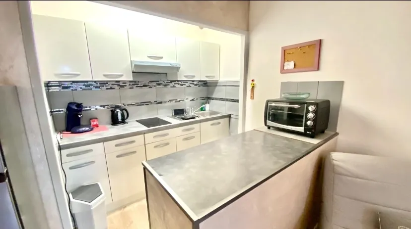 Studio rénové de 28 m² avec loggia à Bandol, résidence sécurisée 