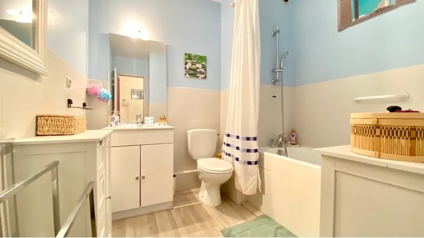 Studio rénové de 28 m² avec loggia à Bandol, résidence sécurisée 