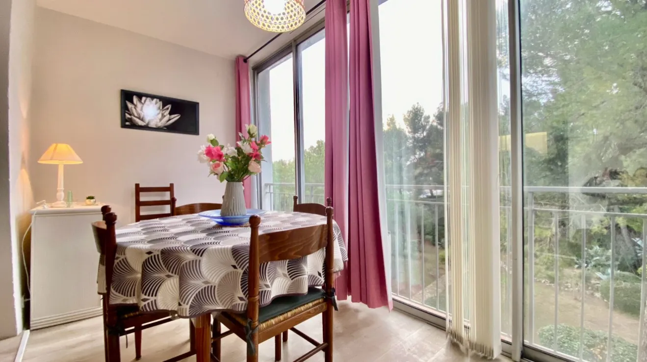 Studio rénové de 28 m² avec loggia à Bandol, résidence sécurisée 