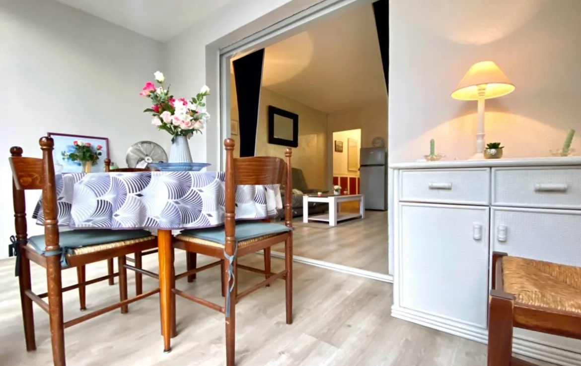 Studio rénové de 28 m² avec loggia à Bandol, résidence sécurisée 