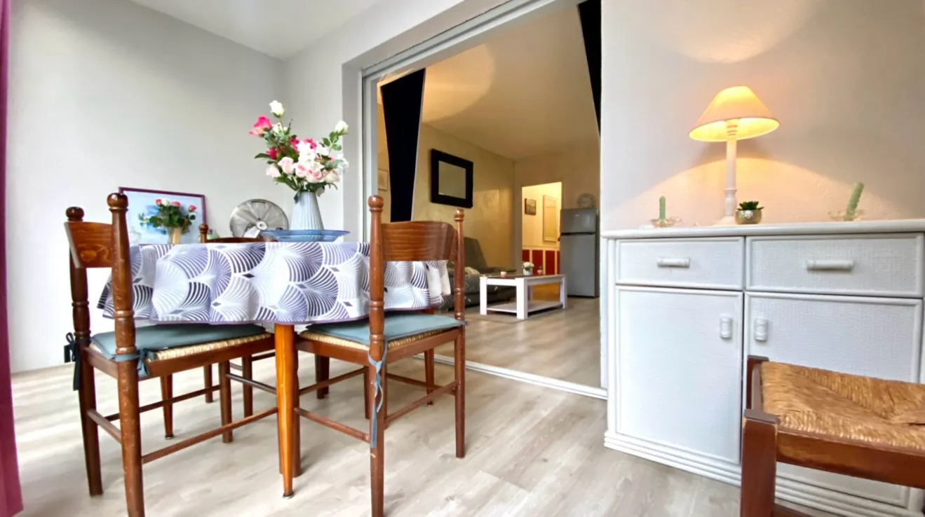 Studio rénové de 28 m² avec loggia à Bandol, résidence sécurisée 