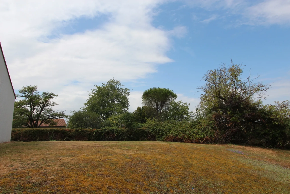 Maison plain-pied rénovée avec 3 chambres, jardin piscinable et garage à Echiré 