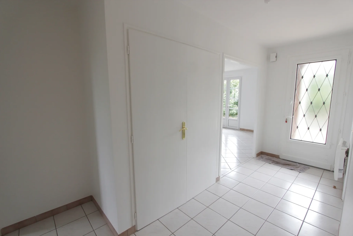 Maison plain-pied rénovée avec 3 chambres, jardin piscinable et garage à Echiré 