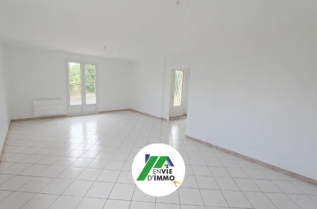 Maison plain-pied rénovée avec 3 chambres, jardin piscinable et garage à Echiré 