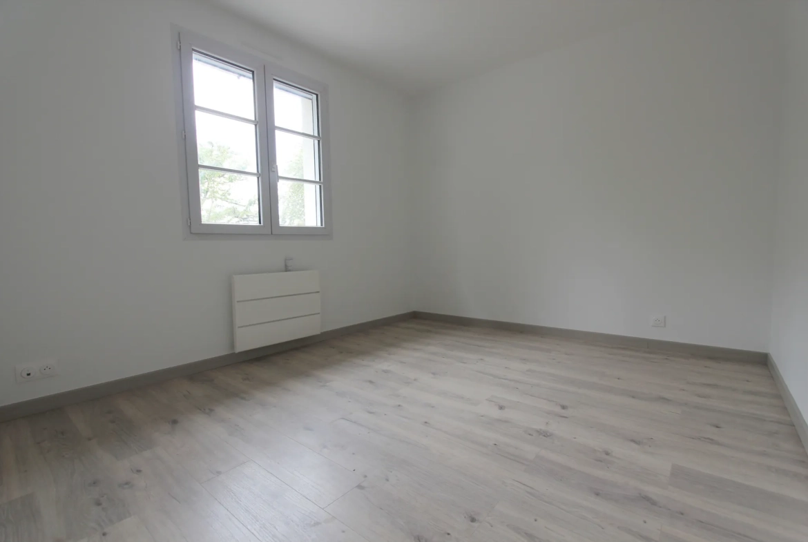 Maison plain-pied rénovée avec 3 chambres, jardin piscinable et garage à Echiré 