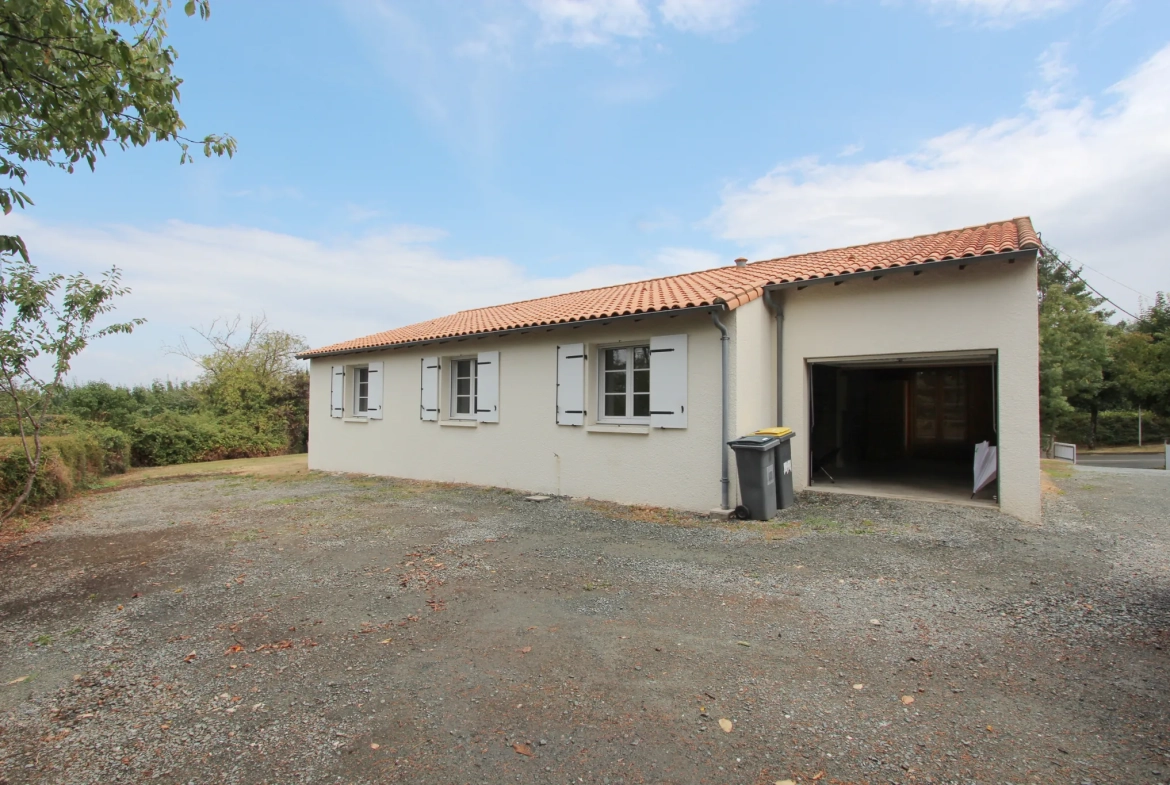 Maison plain-pied rénovée avec 3 chambres, jardin piscinable et garage à Echiré 