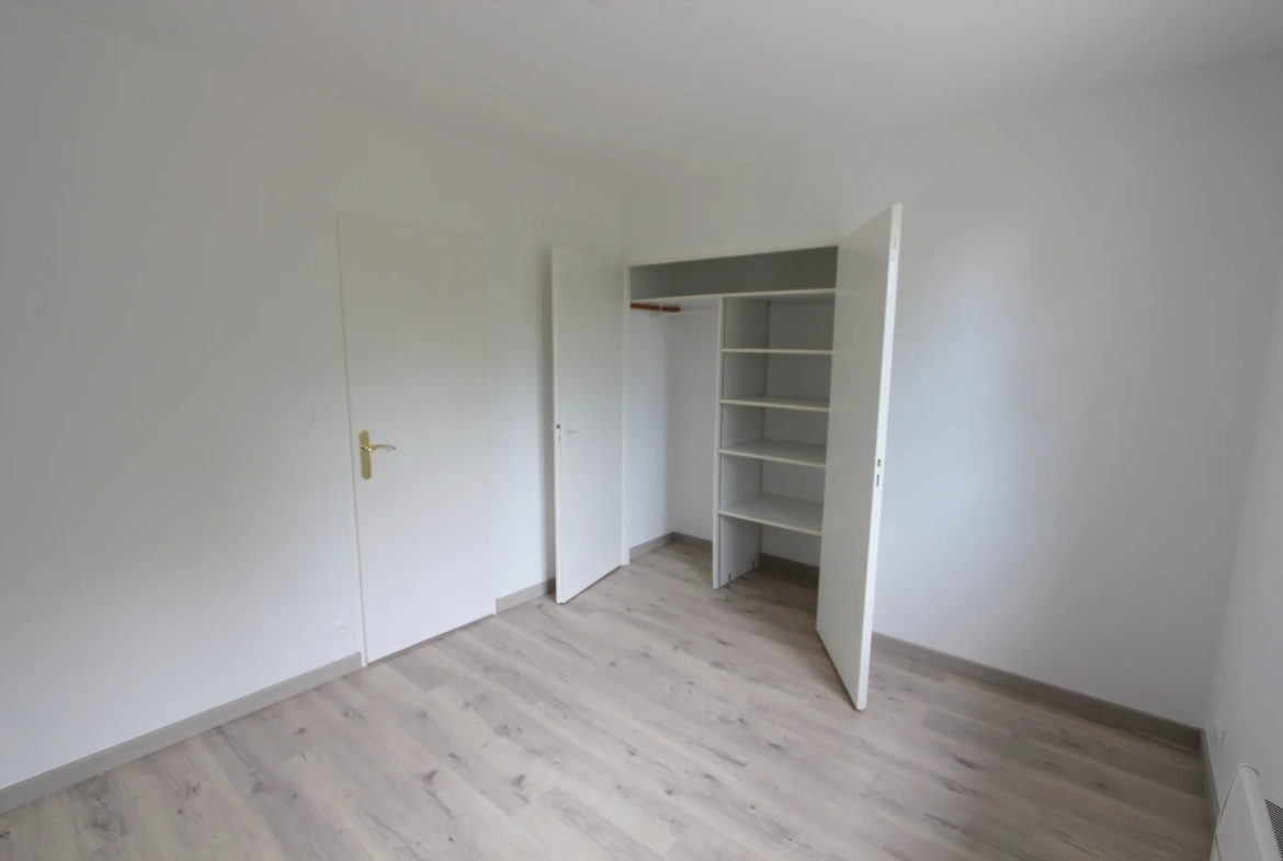 Maison plain-pied rénovée avec 3 chambres, jardin piscinable et garage à Echiré 