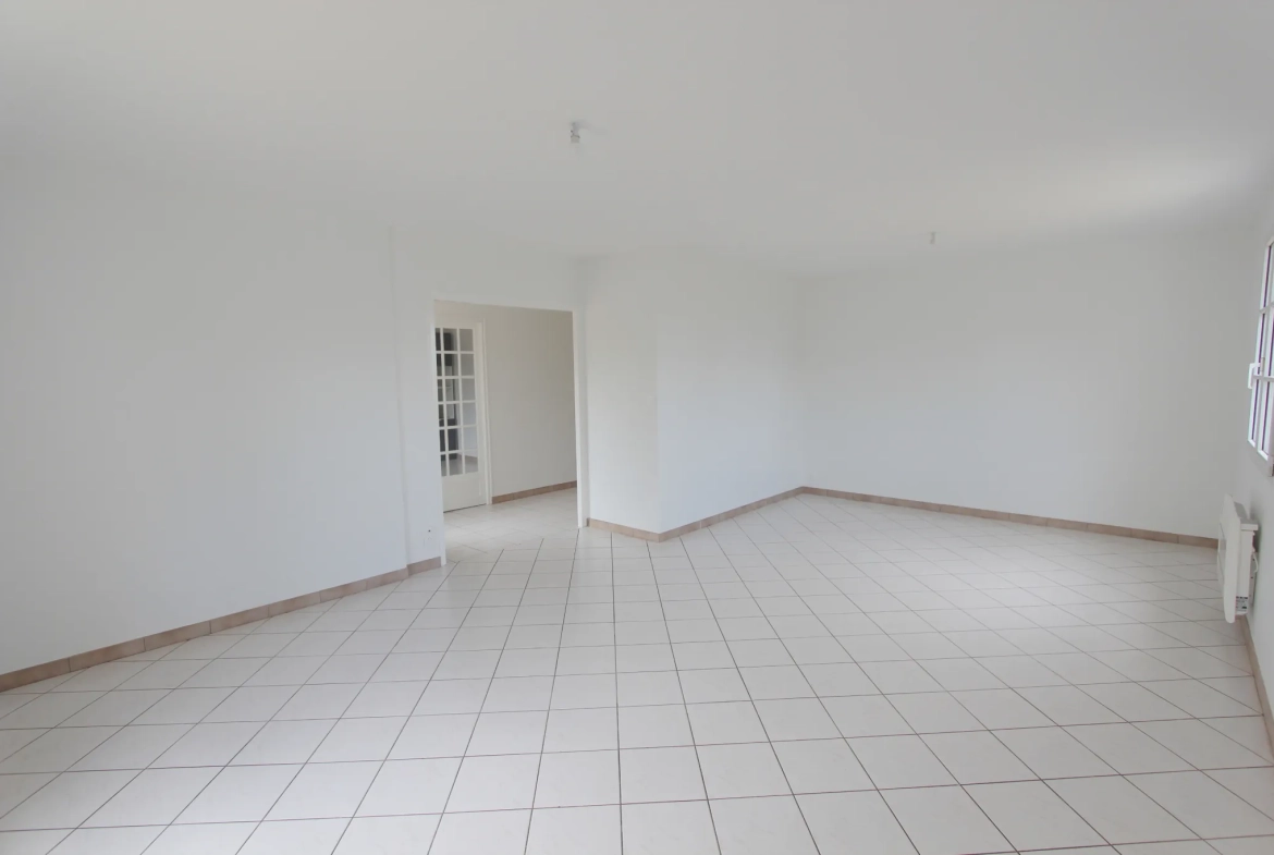 Maison plain-pied rénovée avec 3 chambres, jardin piscinable et garage à Echiré 