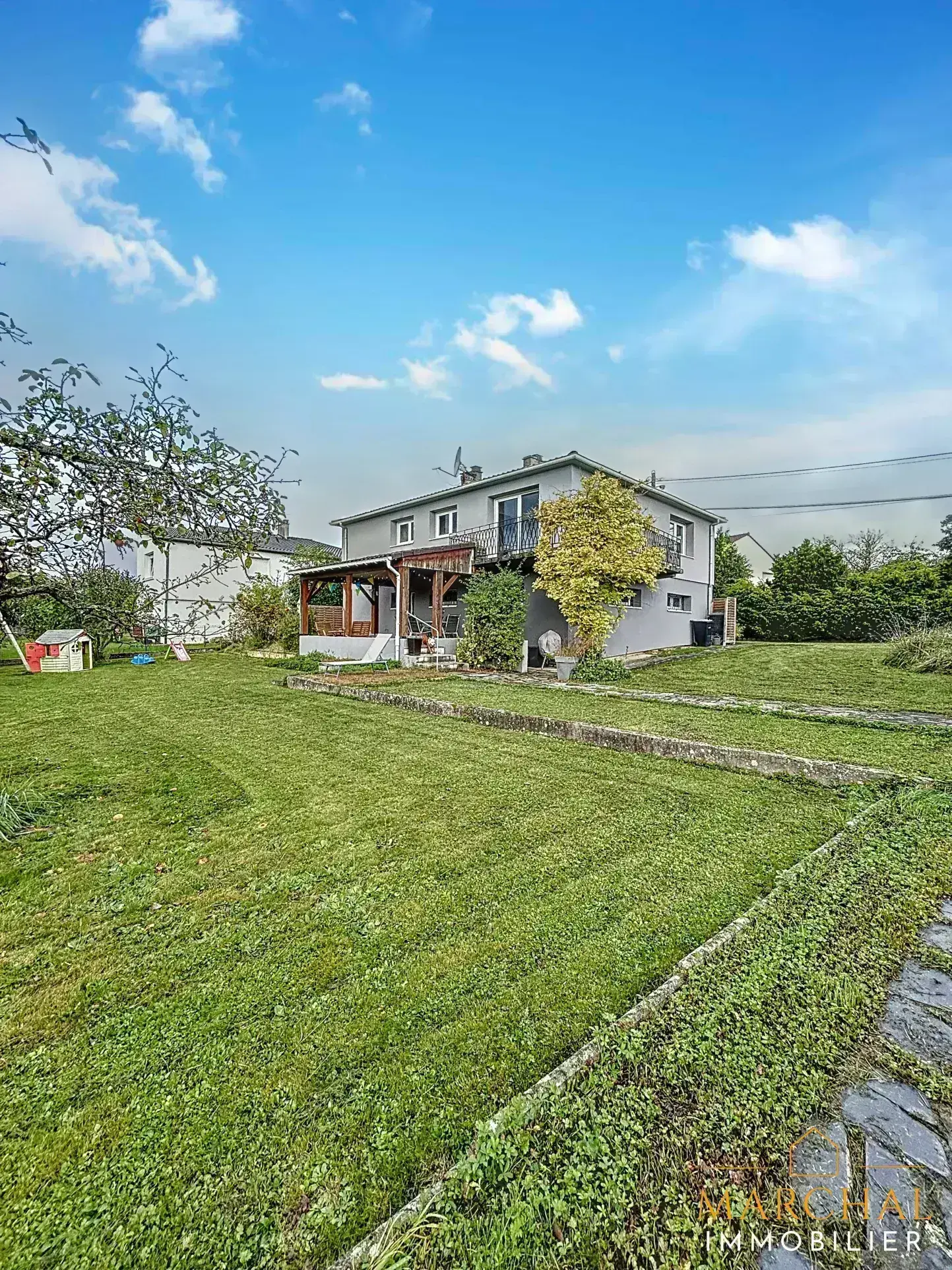 Maison des années 60 avec 4 chambres, grand garage et jardin en vente à Courcelles sur Nied 