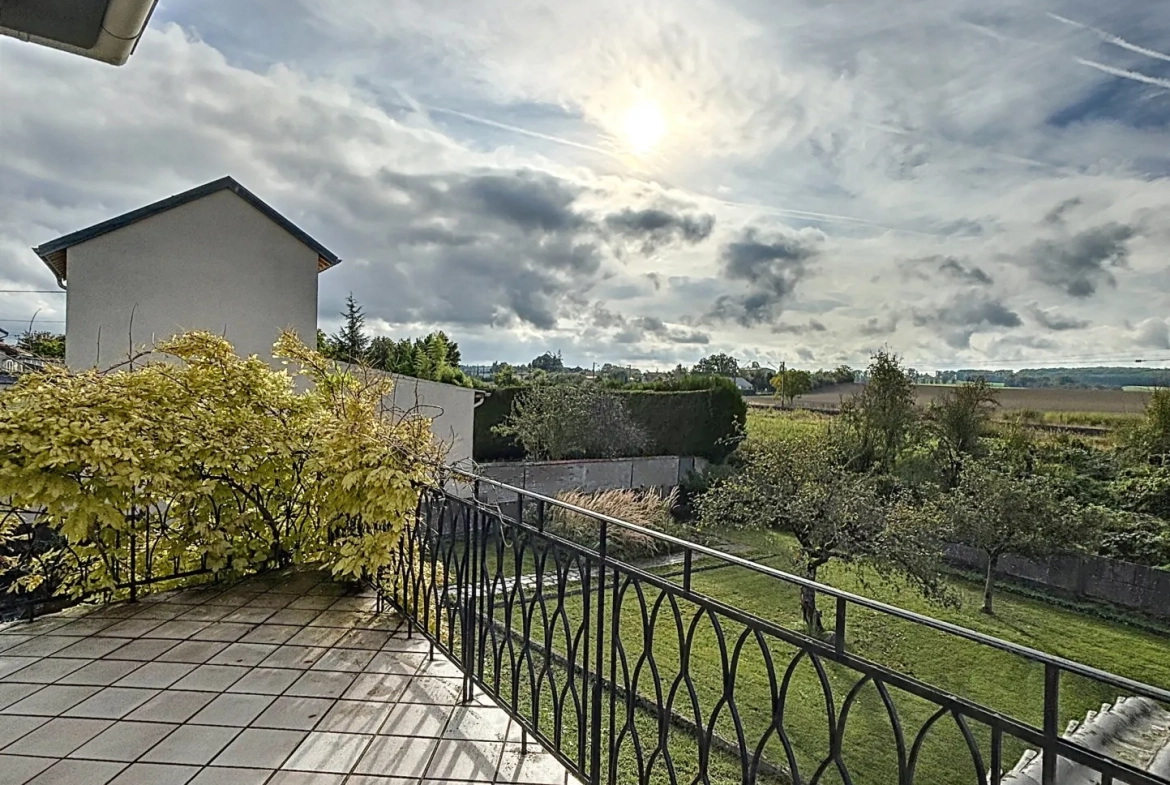 Maison des années 60 avec 4 chambres, grand garage et jardin en vente à Courcelles sur Nied 