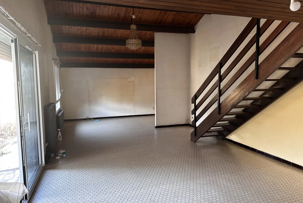 Maison de plain-pied à Trebes avec 4 chambres, grand potentiel 