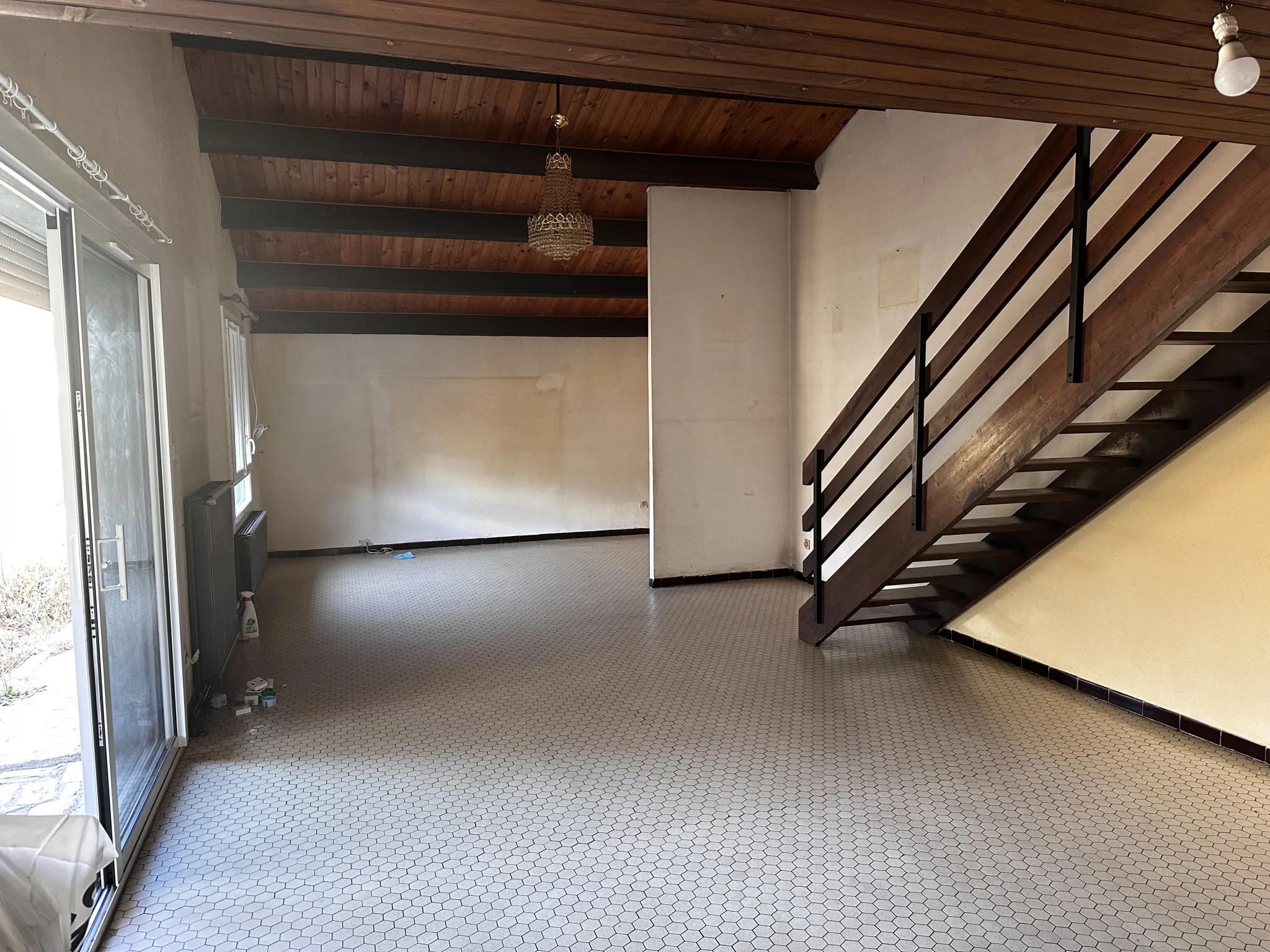 Maison de plain-pied à Trebes avec 4 chambres, grand potentiel 