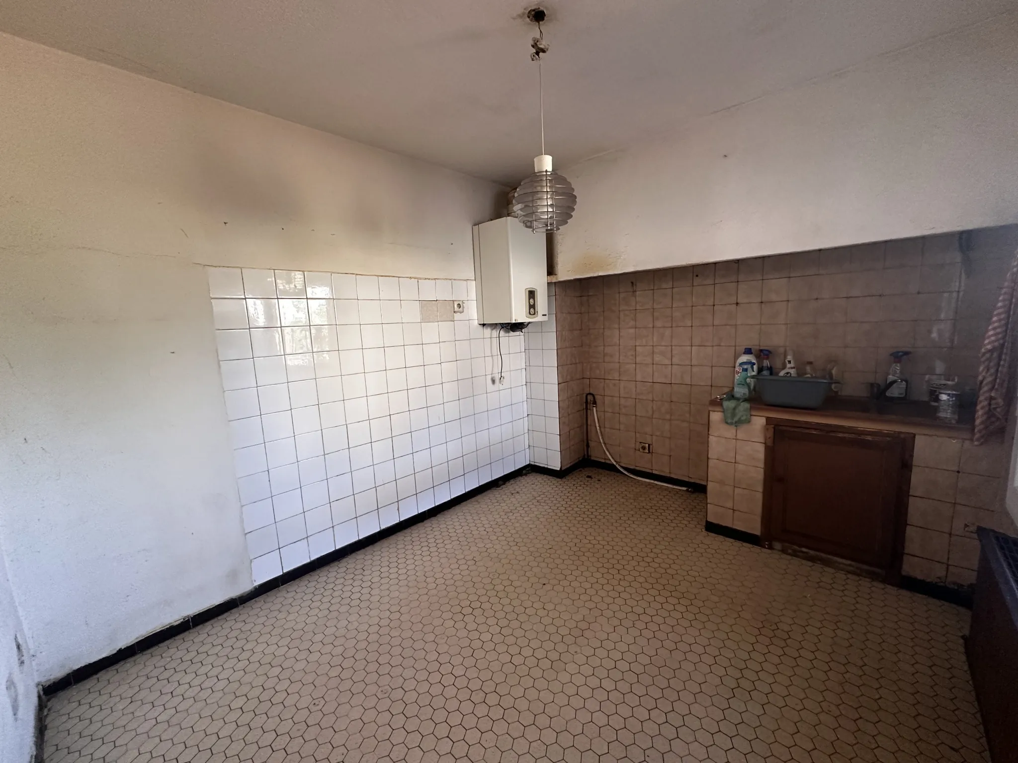 Maison de plain-pied à Trebes avec 4 chambres, grand potentiel 