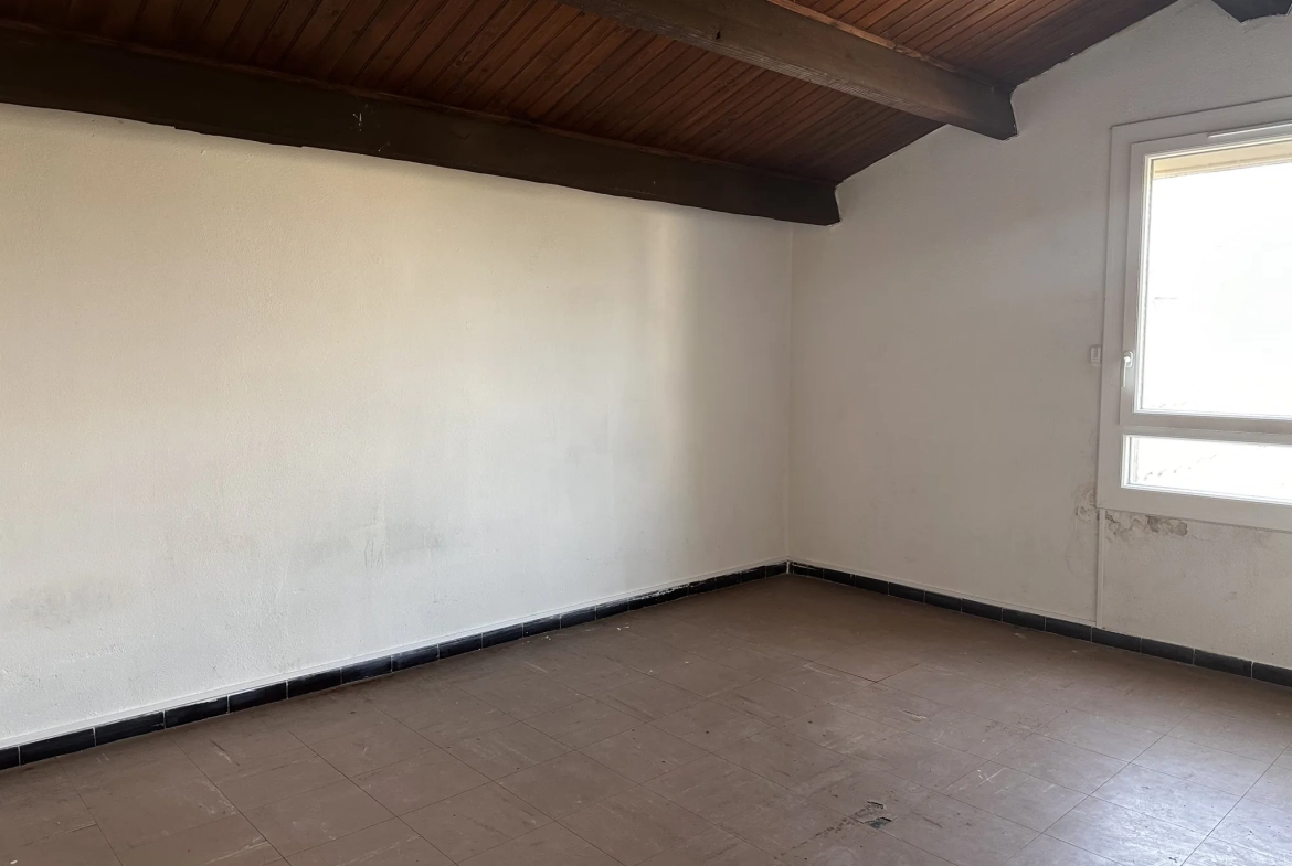 Maison de plain-pied à Trebes avec 4 chambres, grand potentiel 