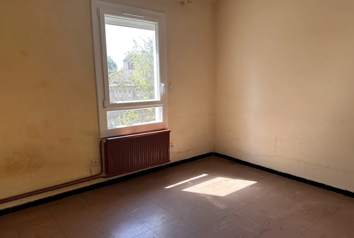 Maison de plain-pied à Trebes avec 4 chambres, grand potentiel 