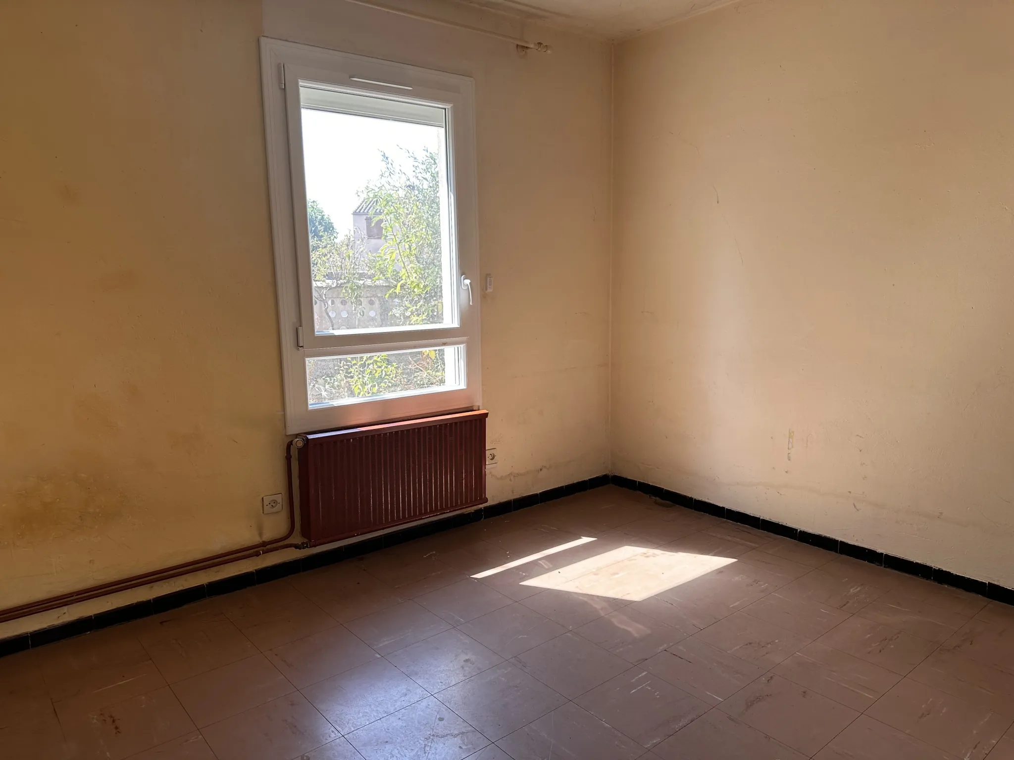 Maison de plain-pied à Trebes avec 4 chambres, grand potentiel 