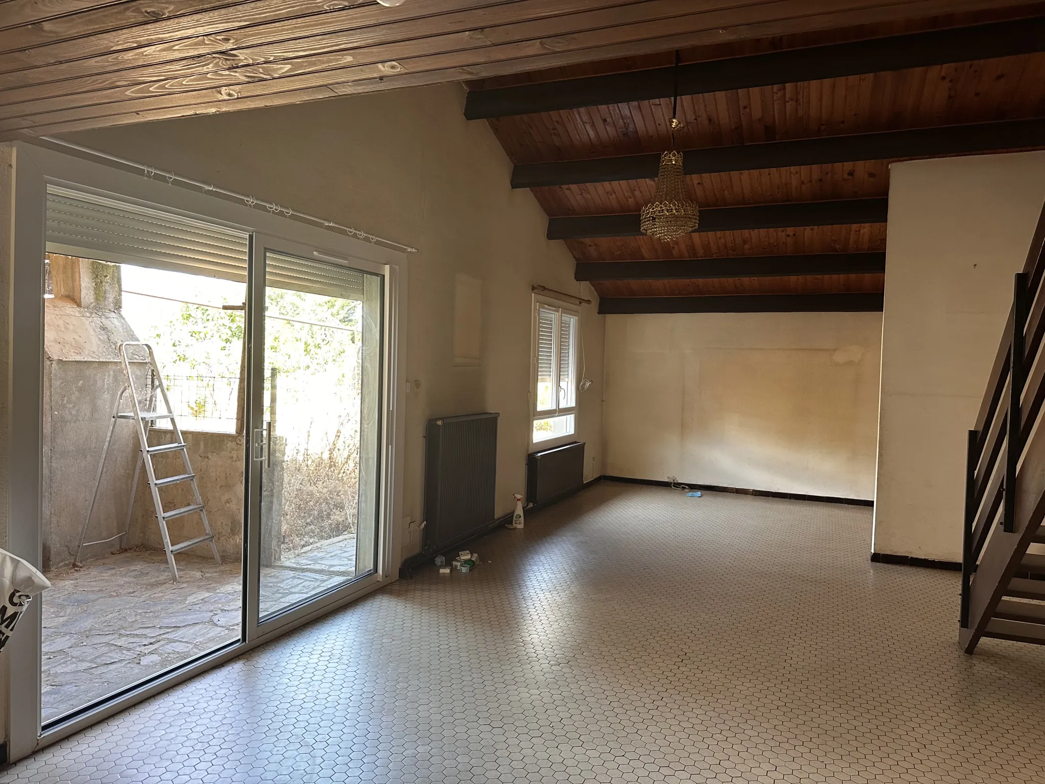 Maison de plain-pied à Trebes avec 4 chambres, grand potentiel 