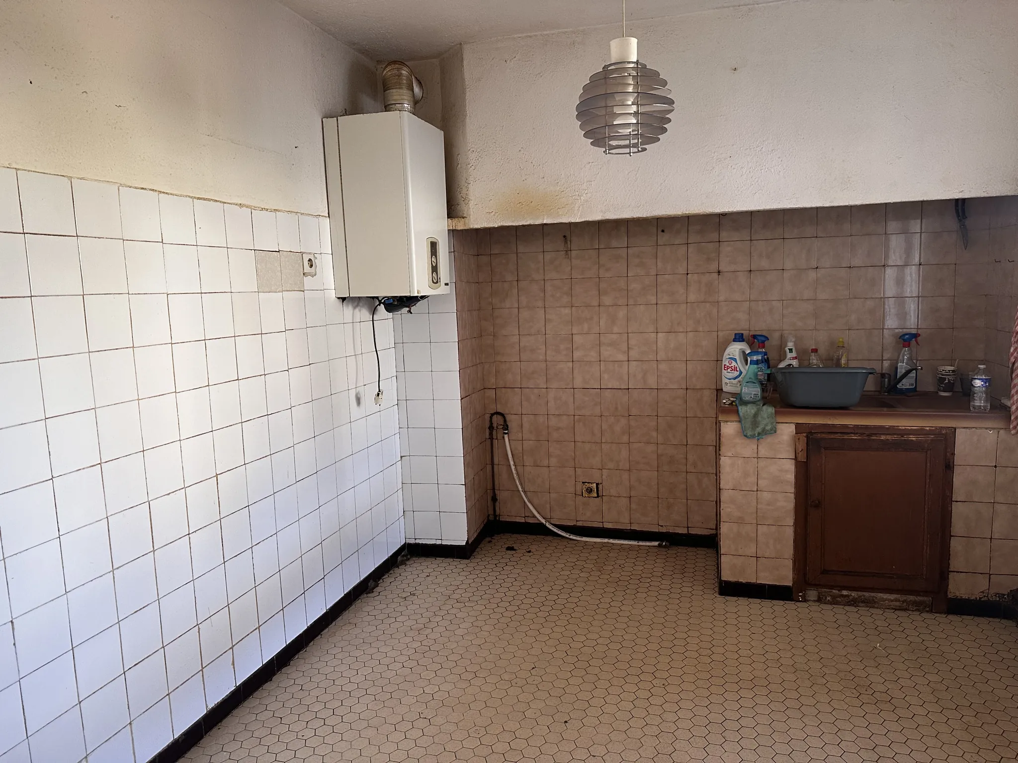 Maison de plain-pied à Trebes avec 4 chambres, grand potentiel 
