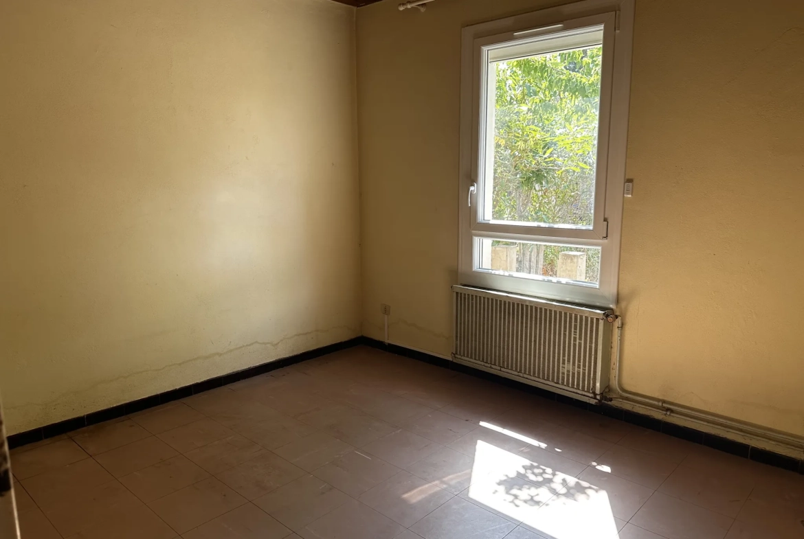 Maison de plain-pied à Trebes avec 4 chambres, grand potentiel 